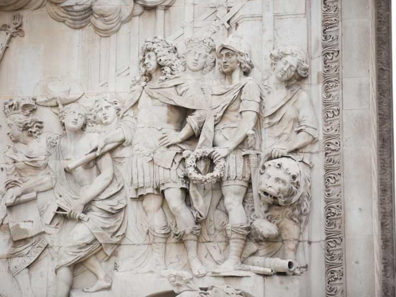 The Frieze The Monument Αναφέρεται σε πρόσωπο, ζώο ή πράγμα ουδέτερου γένους. the frieze the monument